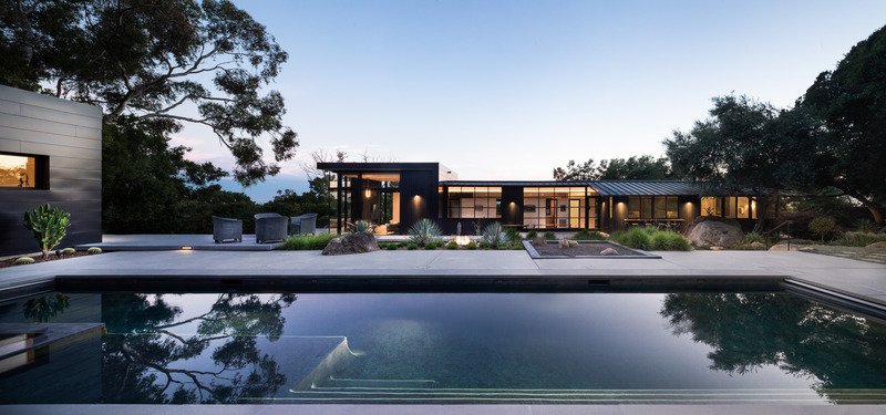 Dossier de presse | 6234-01 - Communiqué de presse | Quarry House Receives Popular Choice Vote in 2022 Architizer A+Awards - AB design studio - Architecture résidentielle - Pool and main residence at dusk - Crédit photo : Jason Rick