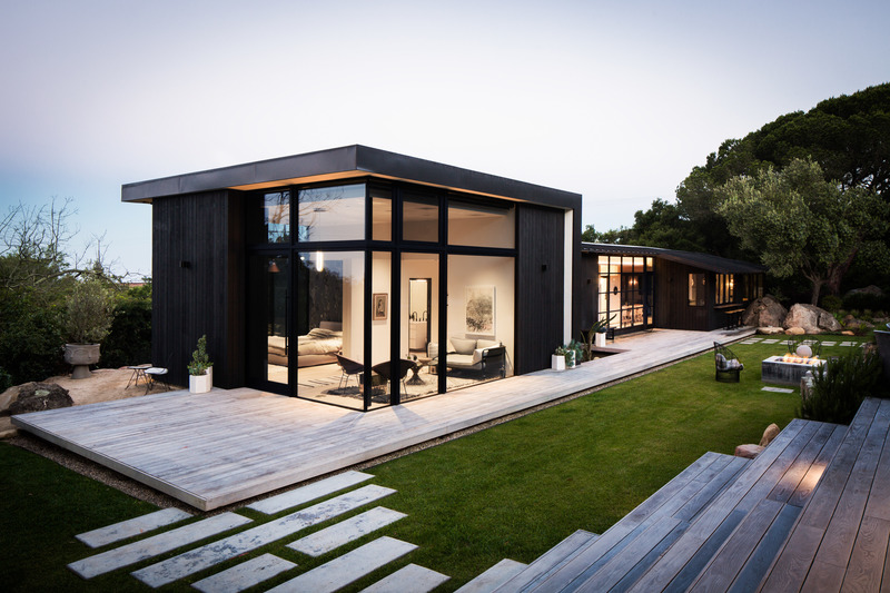 Dossier de presse | 6234-01 - Communiqué de presse | Quarry House Receives Popular Choice Vote in 2022 Architizer A+Awards - AB design studio - Architecture résidentielle - Owners Suite and Main Residence from patio pavilion deck - Crédit photo : Jason Rick