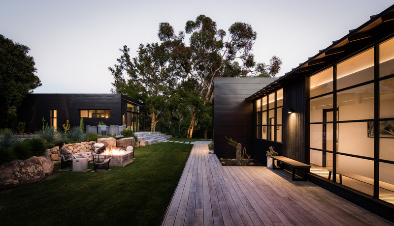Dossier de presse | 6234-01 - Communiqué de presse | Quarry House Receives Popular Choice Vote in 2022 Architizer A+Awards - AB design studio - Architecture résidentielle - Main residence and outdoor living area with fire pit - Crédit photo : Jason Rick