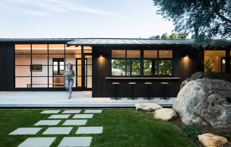 Dossier de presse | 6234-01 - Communiqué de presse | Quarry House Receives Popular Choice Vote in 2022 Architizer A+Awards - AB design studio - Architecture résidentielle - Main residence with extensive glazing system and pass-through bar and windows at kitchen - Crédit photo : Jason Rick