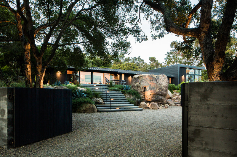 Dossier de presse | 6234-01 - Communiqué de presse | Quarry House Receives Popular Choice Vote in 2022 Architizer A+Awards - AB design studio - Architecture résidentielle - Front entrance with massive 10x12ft boulders - Crédit photo : Jason Rick