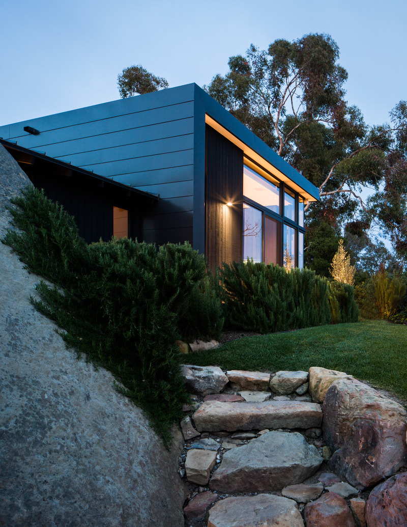 Dossier de presse | 6234-01 - Communiqué de presse | Quarry House Receives Popular Choice Vote in 2022 Architizer A+Awards - AB design studio - Architecture résidentielle - Owner suite from front garden at dusk - Crédit photo : Jason Rick