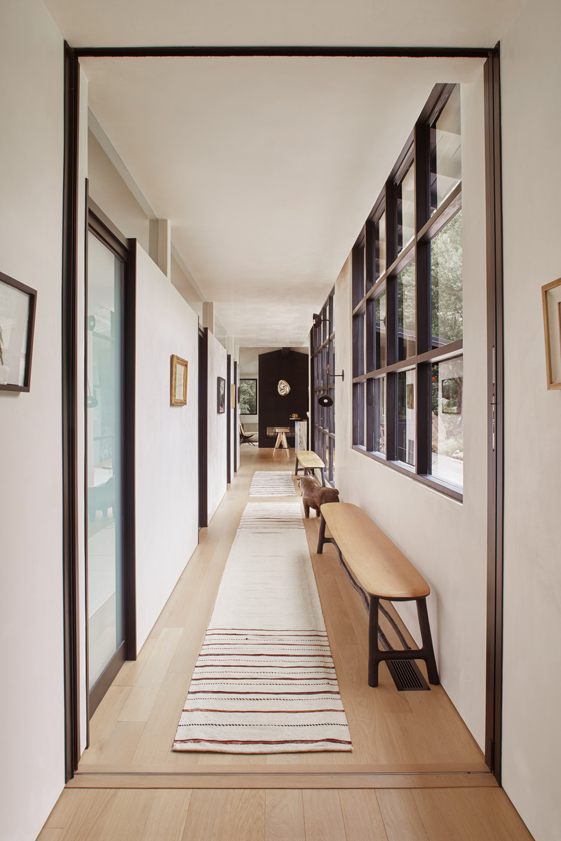 Dossier de presse | 6234-01 - Communiqué de presse | Quarry House Receives Popular Choice Vote in 2022 Architizer A+Awards - AB design studio - Architecture résidentielle - Main residence hallway - Crédit photo : Sam Frost