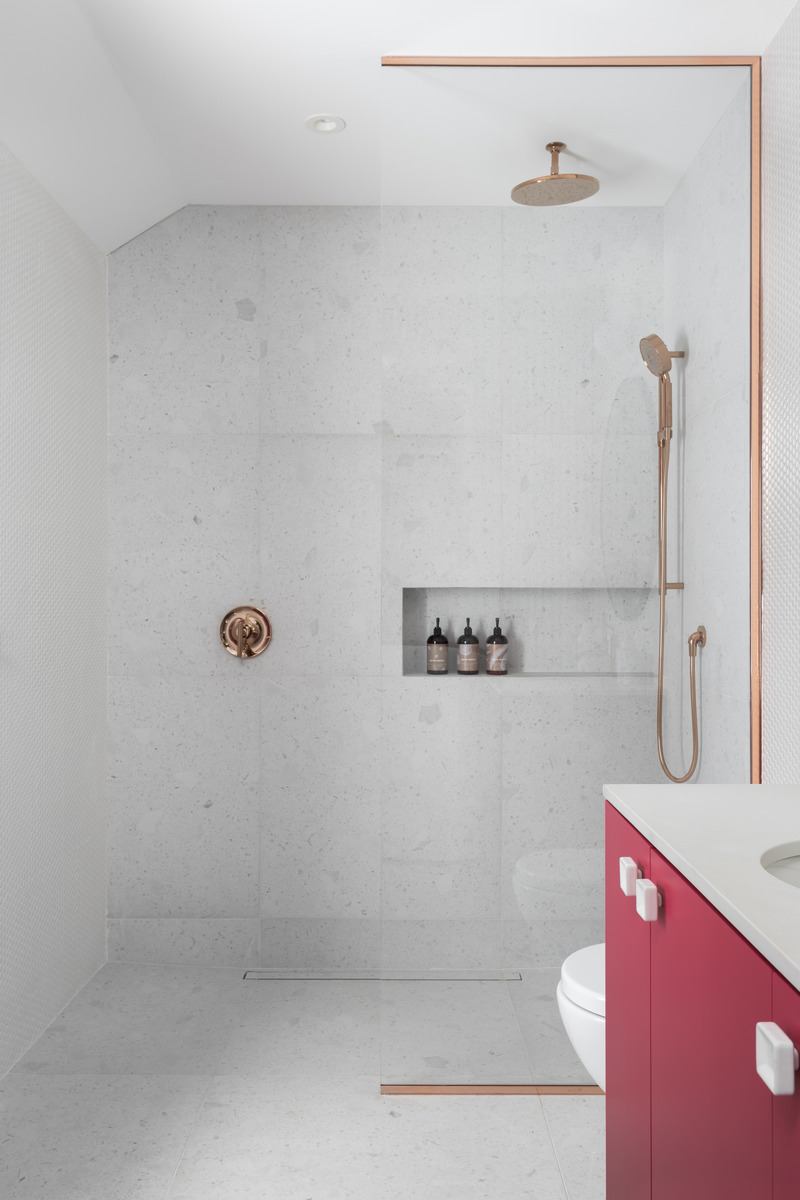 Dossier de presse | 3083-02 - Communiqué de presse | Maison Caledonia - Imagine studio design - Design d’intérieur résidentiel - Salle de bain d'enfant - Crédit photo : Studio CRBN