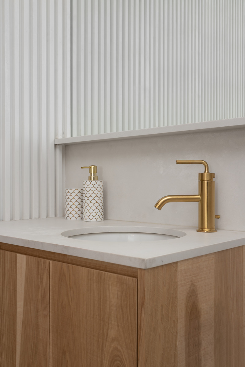 Dossier de presse | 3083-02 - Communiqué de presse | Maison Caledonia - Imagine studio design - Design d’intérieur résidentiel - Salle de bain d'enfant - Crédit photo : Studio CRBN