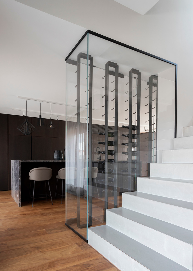 Dossier de presse | 5356-04 - Communiqué de presse | Penthouse O - destilat design studio - Design d’intérieur résidentiel - kitchen with custom-made wine shelf in front - Crédit photo : Jürgen Grünwald
