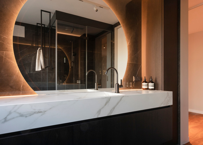 Dossier de presse | 5356-04 - Communiqué de presse | Penthouse O - destilat design studio - Design d’intérieur résidentiel - guest bathroom - Crédit photo : Jürgen Grünwald