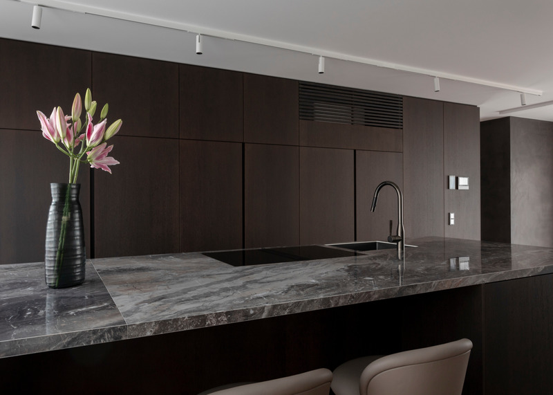 Dossier de presse | 5356-04 - Communiqué de presse | Penthouse O - destilat design studio - Design d’intérieur résidentiel - kitchen - Crédit photo : Jürgen Grünwald
