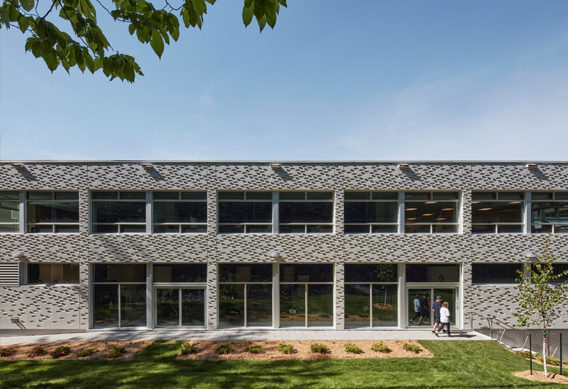 Press kit | 1057-12 - Press release | College St-Hilaire Expansion - KANVA - Institutional Architecture - Exterior facade punctuated with boxed windows and foliage pattern / Front view - Photo credit: James Brittain