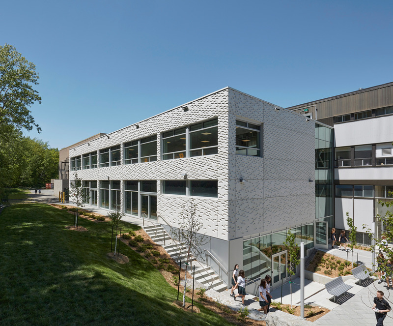 Press kit | 1057-12 - Press release | College St-Hilaire Expansion - KANVA - Institutional Architecture - Exterior facade punctuated with boxed windows and foliage pattern / Side view - Photo credit: James Brittain