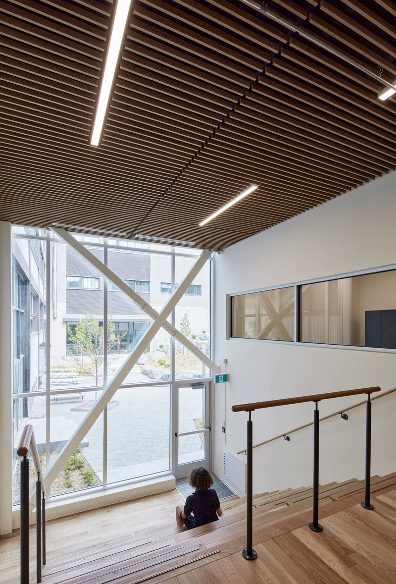 Press kit | 1057-12 - Press release | College St-Hilaire Expansion - KANVA - Institutional Architecture - Bleachers overlooking the outdoor courtyard - Photo credit: James Brittain