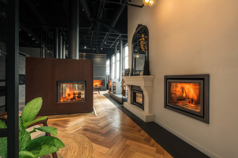 Dossier de presse | 1564-04 - Communiqué de presse | Stûv America inaugure son plus grand Stûv Studio au Canada - Stûv America - Produit -   Vue d'ensemble sur le Stûv Studio de la Cité du feu de Granby et sur les appareils allumés.   - Crédit photo :  Audric Gagnon - PENGUIN 