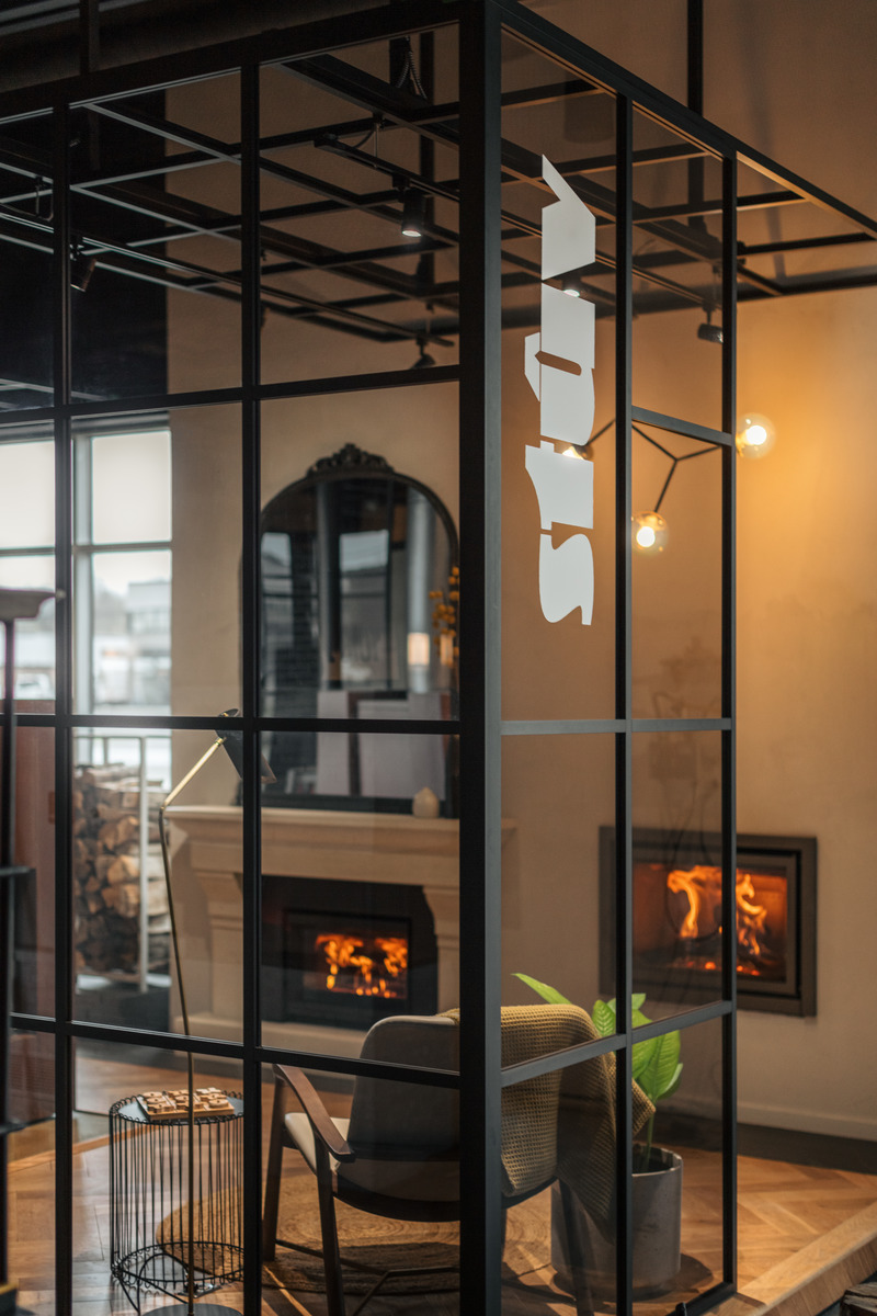 Dossier de presse | 1564-04 - Communiqué de presse | Stûv America inaugure son plus grand Stûv Studio au Canada - Stûv America - Produit -  Bienvenue au 5e Stûv Studio situé à la Cité du Feu de Granby. Cet espace dédié permet de vivre de manière immersive l'expérience distinctive du feu propre aux appareils à bois de Stûv.  - Crédit photo :  Audric Gagnon - PENGUIN 