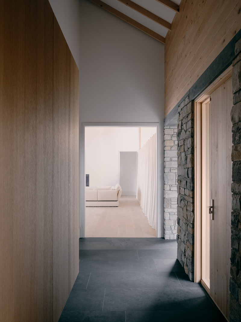 Press kit | 2603-02 - Press release | Virgin Vineyard House - LAMAS Architecture Ltd - Residential Architecture - View of living room through entry hall - Photo credit:   Félix Michaud  