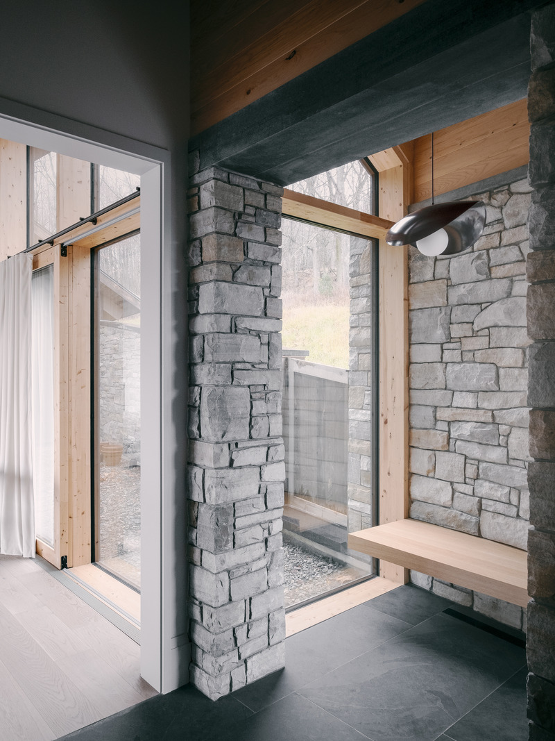Press kit | 2603-02 - Press release | Virgin Vineyard House - LAMAS Architecture Ltd - Residential Architecture - View of bench nook at house entry - Photo credit:  Félix Michaud 