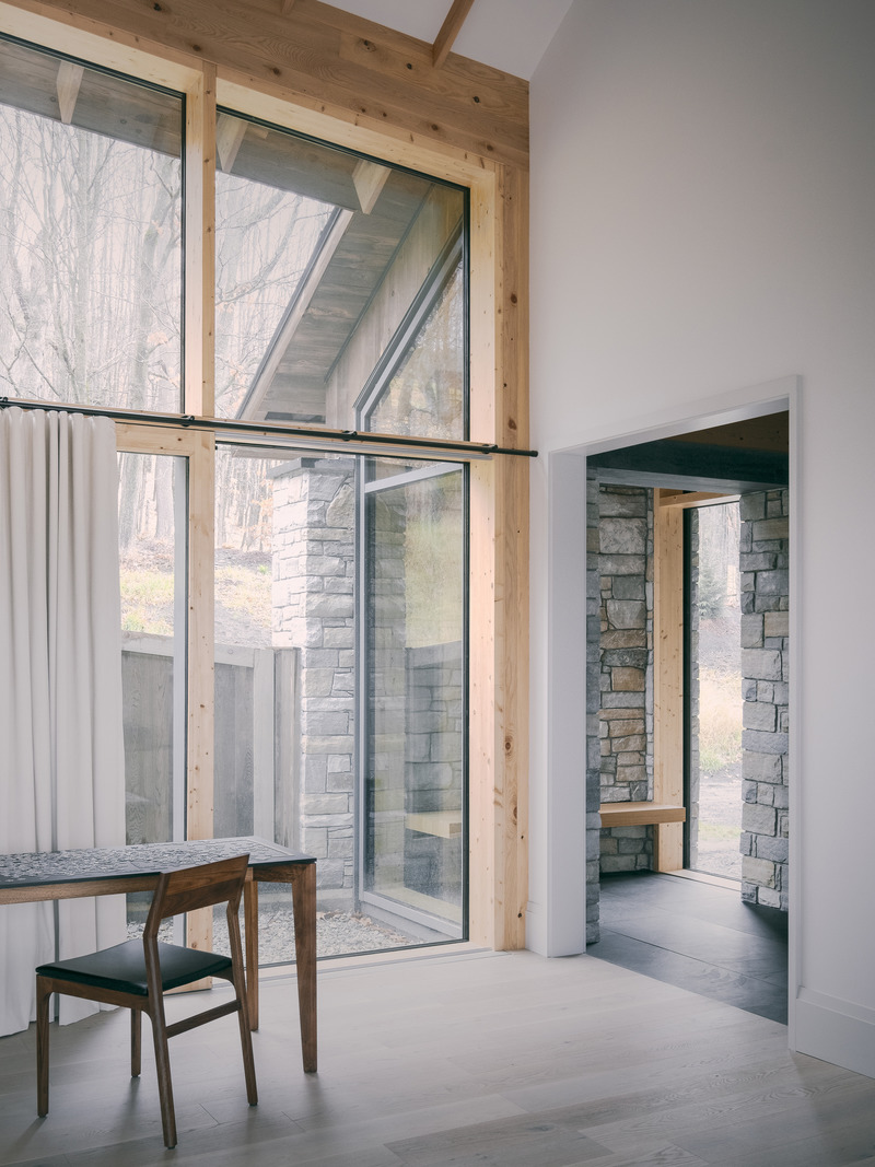 Press kit | 2603-02 - Press release | Virgin Vineyard House - LAMAS Architecture Ltd - Residential Architecture - View of bench nook through living room - Photo credit:  Félix Michaud 
