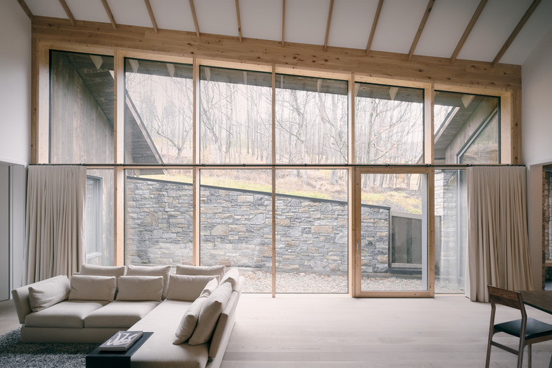 Press kit | 2603-02 - Press release | Virgin Vineyard House - LAMAS Architecture Ltd - Residential Architecture - View through living room to north facade courtyard - Photo credit:  Félix Michaud 