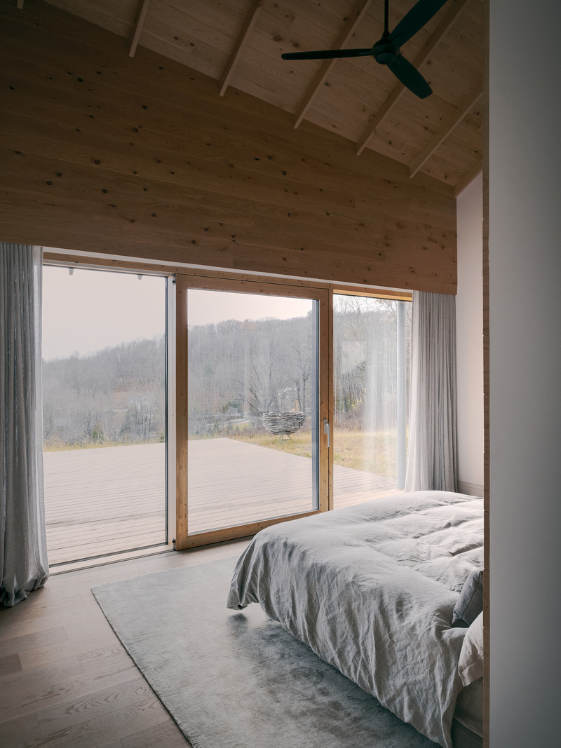 Press kit | 2603-02 - Press release | Virgin Vineyard House - LAMAS Architecture Ltd - Residential Architecture -  <p>View of master bedroom from north-east corner</p>  - Photo credit:   Félix Michaud  
