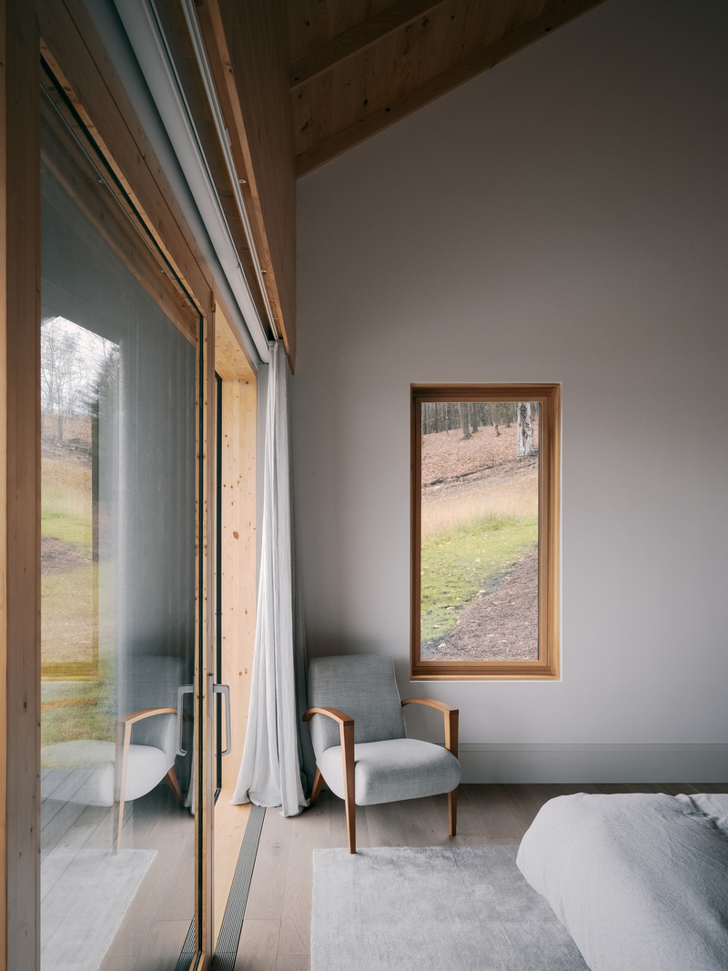 Press kit | 2603-02 - Press release | Virgin Vineyard House - LAMAS Architecture Ltd - Residential Architecture - View of south-west corner of master bedroom - Photo credit:  Félix Michaud 