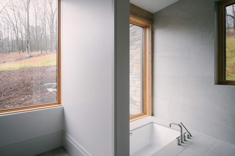 Press kit | 2603-02 - Press release | Virgin Vineyard House - LAMAS Architecture Ltd - Residential Architecture - View of sunken bathtub in master bathroom - Photo credit:  Félix Michaud 