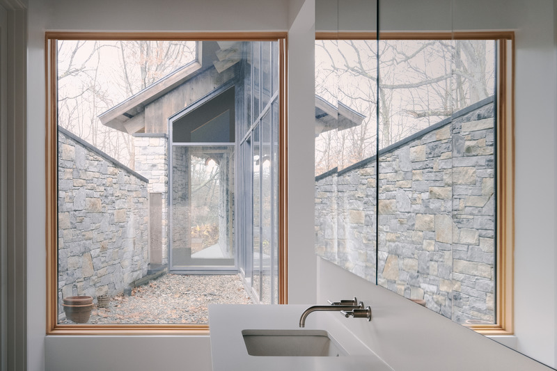 Press kit | 2603-02 - Press release | Virgin Vineyard House - LAMAS Architecture Ltd - Residential Architecture - <p>View of courtyard and bench nook through master bathroom</p><br><br> - Photo credit:  Félix Michaud 
