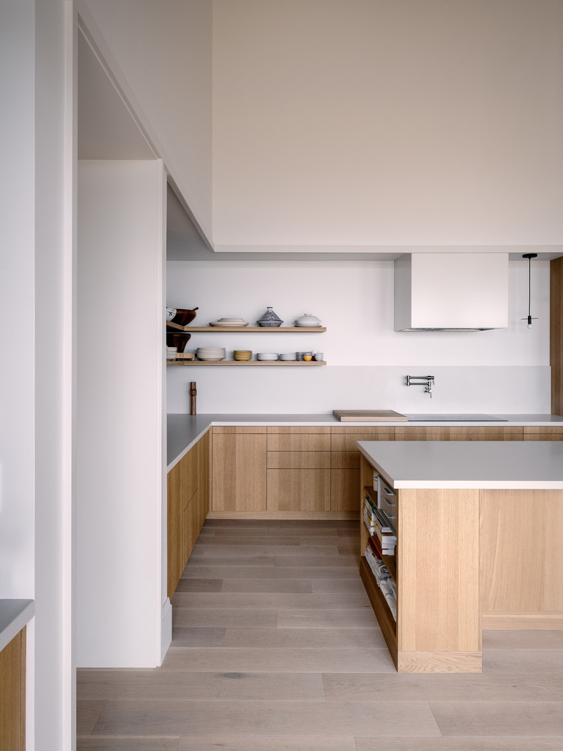 Press kit | 2603-02 - Press release | Virgin Vineyard House - LAMAS Architecture Ltd - Residential Architecture - View of north-west corner of kitchen - Photo credit:  Félix Michaud 