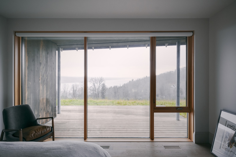Press kit | 2603-02 - Press release | Virgin Vineyard House - LAMAS Architecture Ltd - Residential Architecture - <p>View through guest bathroom to lake Massawippi </p> - Photo credit:  Félix Michaud 