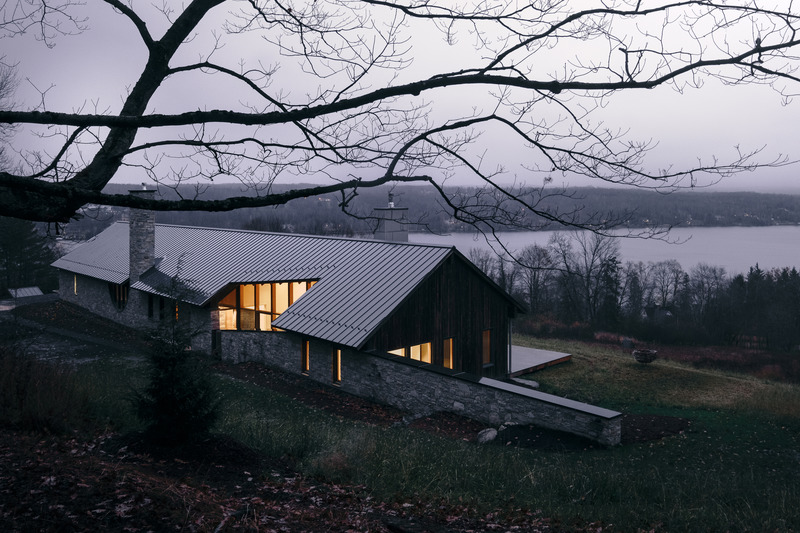 Press kit | 2603-02 - Press release | Virgin Vineyard House - LAMAS Architecture Ltd - Residential Architecture -  <p>View of House north facade from Farm Road looking towards lake Massiwippi</p>  - Photo credit:  Félix Michaud 