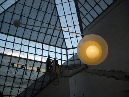 Dossier de presse | 912-01 - Communiqué de presse | 'Mobile lamp' - Nathalie Dewez - Design d’éclairage - Crédit photo : Stijn Bollaert 