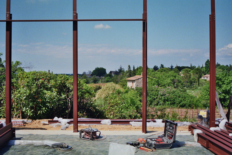 Dossier de presse | 5828-01 - Communiqué de presse | Une extension sur les vignes - Mahos architectes - Architecture résidentielle - photographie de chantier - Crédit photo : Mahos architectes