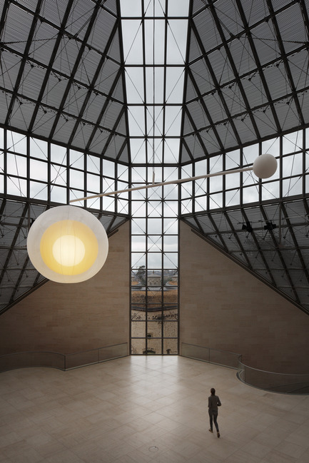Dossier de presse | 912-01 - Communiqué de presse | 'Mobile lamp' - Nathalie Dewez - Design d’éclairage - Crédit photo : Stijn Bollaert 