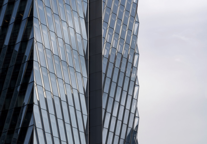 Dossier de presse | 6292-01 - Communiqué de presse | KRIS YAO | ARTECH Received 2022 Architizer A+ Firm Award – Best in Asia - KRIS YAO | ARTECH - Concours - The distinctive V-pattern facade of Foxconn Headquarters Shanghai highlights the Pudong waterfront. - Crédit photo : StudioSZ Photo