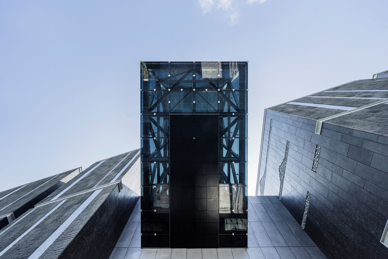 Dossier de presse | 6292-01 - Communiqué de presse | KRIS YAO | ARTECH Received 2022 Architizer A+ Firm Award – Best in Asia - KRIS YAO | ARTECH - Concours - Museum of Prehistory's glass tube cantilevers out from the solid building block as a scientific instrument obeying the modern city grid. - Crédit photo : Shawn Liu Studio