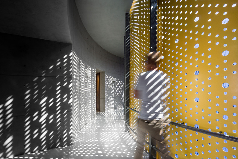 Dossier de presse | 6292-01 - Communiqué de presse | KRIS YAO | ARTECH Received 2022 Architizer A+ Firm Award – Best in Asia - KRIS YAO | ARTECH - Concours - The perforated metal claddings minimize echoes in the atrium of Cosmology Center Taiwan University.<br> - Crédit photo : Kris Provoost