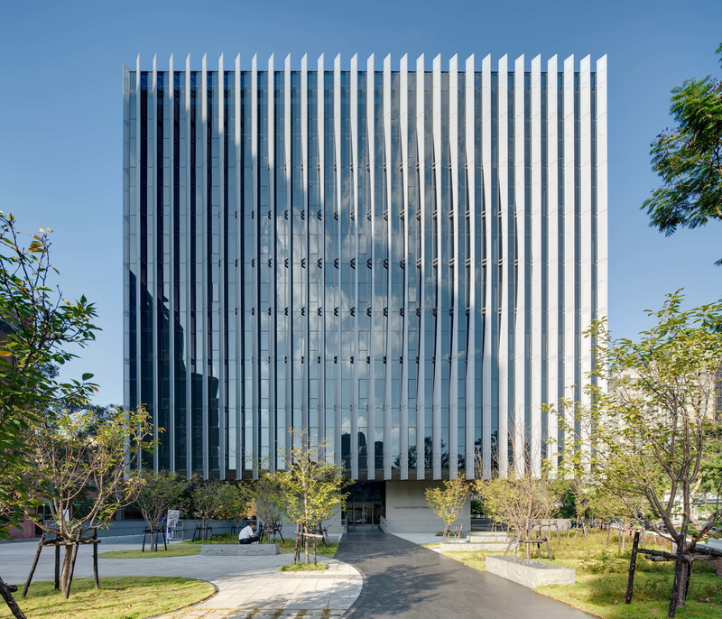 Dossier de presse | 6292-01 - Communiqué de presse | KRIS YAO | ARTECH Received 2022 Architizer A+ Firm Award – Best in Asia - KRIS YAO | ARTECH - Concours - The inspiration behind Taiwan University’s Cosmology Center stems from the act against the force of gravity. The depths of the vertical shades vary in a progressive sequence, showing an illusion of a sphere within the cube from the outside of the building. - Crédit photo : Kris Provoost