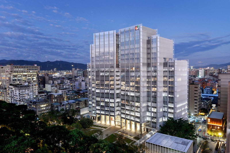 Dossier de presse | 6292-01 - Communiqué de presse | KRIS YAO | ARTECH Received 2022 Architizer A+ Firm Award – Best in Asia - KRIS YAO | ARTECH - Concours - China Development Headquarters' transparent volume glows within the night city.<br> - Crédit photo : Chris Stowers
