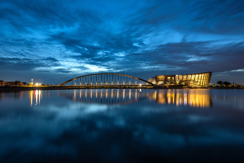 Dossier de presse | 6292-01 - Communiqué de presse | KRIS YAO | ARTECH Received 2022 Architizer A+ Firm Award – Best in Asia - KRIS YAO | ARTECH - Concours - Palace Museum Southern Branch and its footbridge are lit up at sunset by the lake. - Crédit photo : Chen Chao Yu