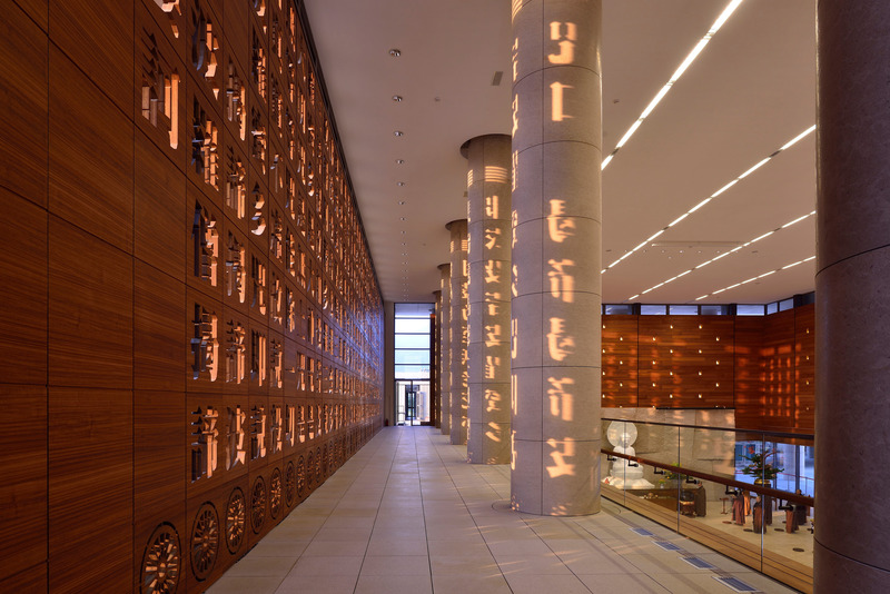 Dossier de presse | 6292-01 - Communiqué de presse | KRIS YAO | ARTECH Received 2022 Architizer A+ Firm Award – Best in Asia - KRIS YAO | ARTECH - Concours - Inside the Water-Moon Monastery lies a massive wooden wall, with the sacred "Heart Sutra" Buddhist teaching engraved in large, carved-out Chinese characters. As natural light shines through the text, the interior is filled with reflections, evoking a sense of spirituality and tranquility. - Crédit photo : Jeffrey Cheng