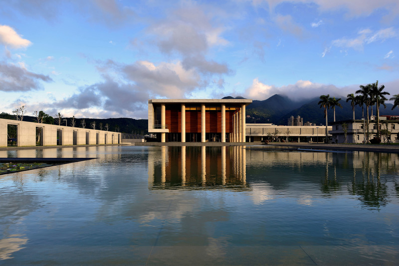 Dossier de presse | 6292-01 - Communiqué de presse | KRIS YAO | ARTECH Received 2022 Architizer A+ Firm Award – Best in Asia - KRIS YAO | ARTECH - Concours - The Water-Moon Monastery is a modern Zen temple stripped of all cultural paraphernalia and returns to the Zen idea of the “Original Face”. The 80-meter long reflecting pool in front of the main shrine echoes the abbots’ vision of this temple based on “Moon in Water, Flower in Air”- the illusory nature of all things. - Crédit photo : Jeffrey Cheng