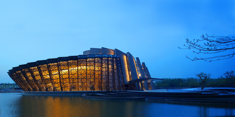Dossier de presse | 6292-01 - Communiqué de presse | KRIS YAO | ARTECH Received 2022 Architizer A+ Firm Award – Best in Asia - KRIS YAO | ARTECH - Concours - The use of indigenous materials, together with the building's rounded forms, allow the modern Wuzhen Theater to seamlessly blend into the ancient setting. - Crédit photo : Wuzhen Tourism Development Co., Ltd.