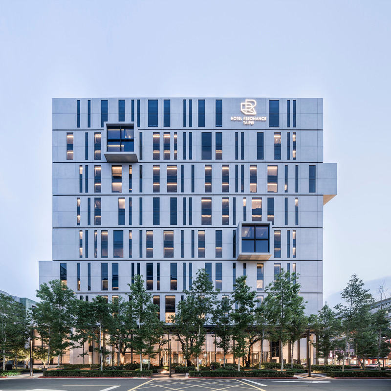 Dossier de presse | 6292-01 - Communiqué de presse | KRIS YAO | ARTECH Received 2022 Architizer A+ Firm Award – Best in Asia - KRIS YAO | ARTECH - Concours - Vertical slits of different width on Hotel Resonance Taipei give a dynamic rhythm to the facade. - Crédit photo : Shawn Liu Studio