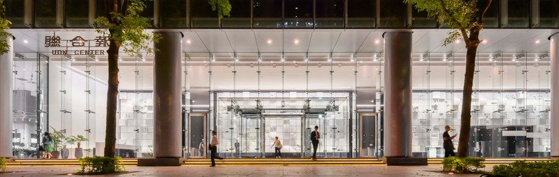 Dossier de presse | 6292-01 - Communiqué de presse | KRIS YAO | ARTECH Received 2022 Architizer A+ Firm Award – Best in Asia - KRIS YAO | ARTECH - Concours - The rear wall of United Daily News lobby is covered with large relief scultures of Chinese characters -a tribute to ancient movable-type printing technology.<br> - Crédit photo : Record the Truth