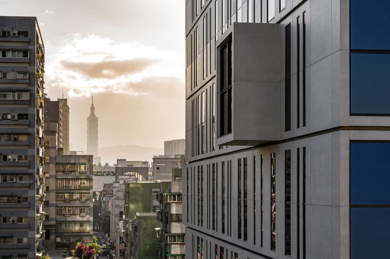 Dossier de presse | 6292-01 - Communiqué de presse | KRIS YAO | ARTECH Received 2022 Architizer A+ Firm Award – Best in Asia - KRIS YAO | ARTECH - Concours - The bay juts out of Hotel Resonance Taipei like half-open drawer in a chest. - Crédit photo : Shawn Liu Studio