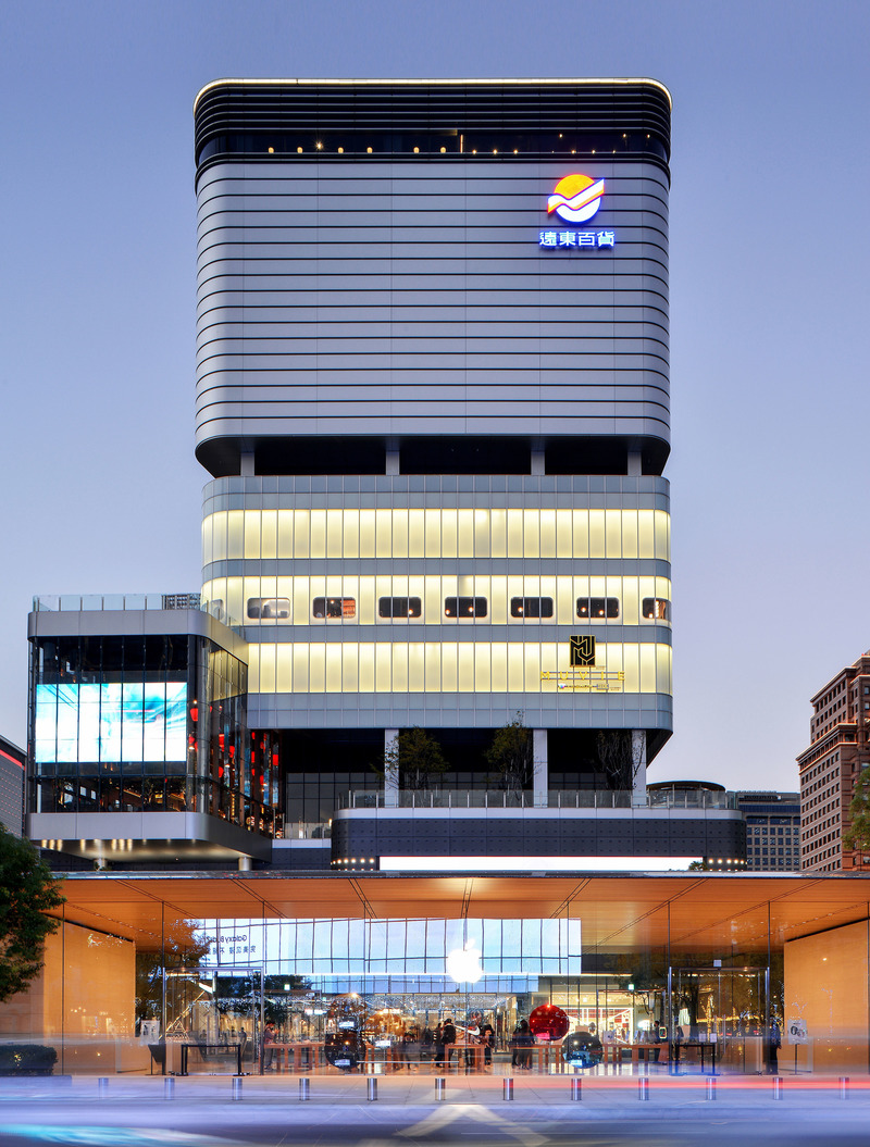 Dossier de presse | 6292-01 - Communiqué de presse | KRIS YAO | ARTECH Received 2022 Architizer A+ Firm Award – Best in Asia - KRIS YAO | ARTECH - Concours - The cutting-edge facade of Far Eastern Retail Complex symbolizes technology and modernity. - Crédit photo : Chris Stowers