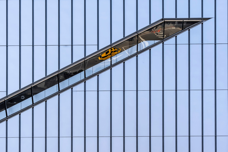 Dossier de presse | 6292-01 - Communiqué de presse | KRIS YAO | ARTECH Received 2022 Architizer A+ Firm Award – Best in Asia - KRIS YAO | ARTECH - Concours -  The diagonal viewing window of Far Eastern Retail Complex is set parallel to the express escalator to reflect the streetscape.  - Crédit photo : Chih Yen Tsai