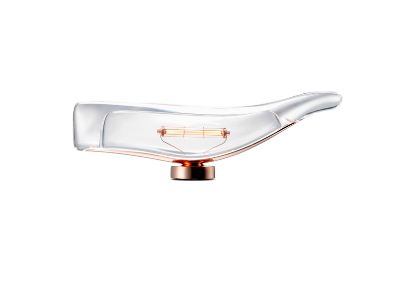 Press kit | 4232-13 - Press release | Yoshiki Matsuyama's New Portable Lamp, Designed for Ambientec, Evokes the Soft and Majestic Forms of a Whale - Ambientec - Lighting Design - Cachalot transparent - Photo credit: ph Hiroshi Iwasaki
