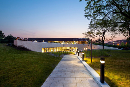 Dossier de presse | 756-03 - Communiqué de presse | Le 25 février, montez à bord des bus Architecture en lumière ! - Centre Canadien d’Architecture (CCA) - Évènement + Exposition - Centre sportif Notre-Dame-de-Grâce6445, avenue Monkland, Notre-Dame-de-GrâceArchitecte : consortium Thibodeau, Poirier, Fontaine, architectes - Crédit photo : Stephane Brugger