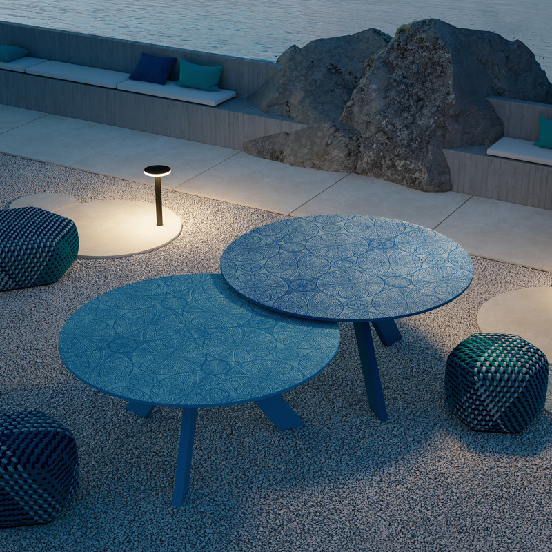 Dossier de presse | 4232-14 - Communiqué de presse | Voyage en Méditerranée avec les céramiques d’extérieur de TERZADIMENSIONE - TERZADIMENSIONE - Produit - Doily table basse et lampe de jardin partiellement superposables en napperon - Crédit photo : avec la permission de Terzadimensione