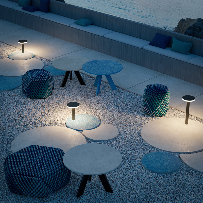 Dossier de presse | 4232-14 - Communiqué de presse | Voyage en Méditerranée avec les céramiques d’extérieur de TERZADIMENSIONE - TERZADIMENSIONE - Produit - Système modulaire composé d’un tapis Pas Japonais, d’une table et d’une lampe. Decor Doily - Crédit photo : avec la permission de Terzadimensione