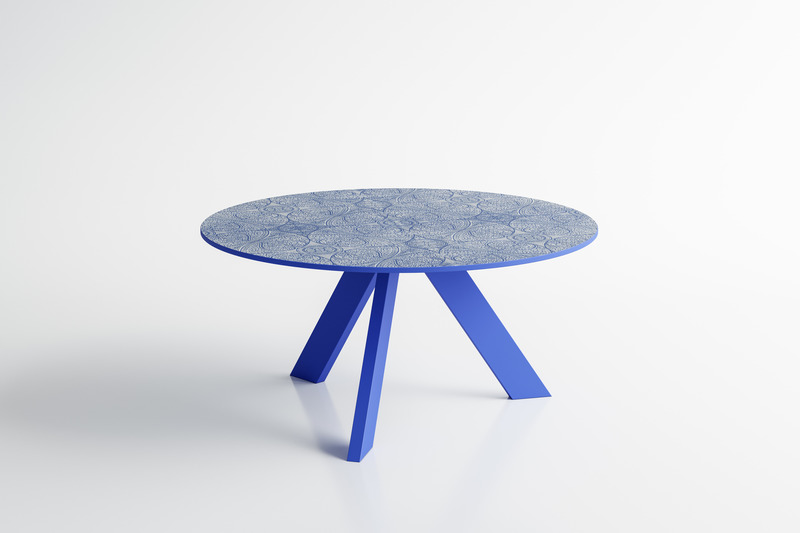 Dossier de presse | 4232-14 - Communiqué de presse | Voyage en Méditerranée avec les céramiques d’extérieur de TERZADIMENSIONE - TERZADIMENSIONE - Produit - Table Cross, decor Doily bleu - Crédit photo : <p>avec la permission de Terzadimensione</p>